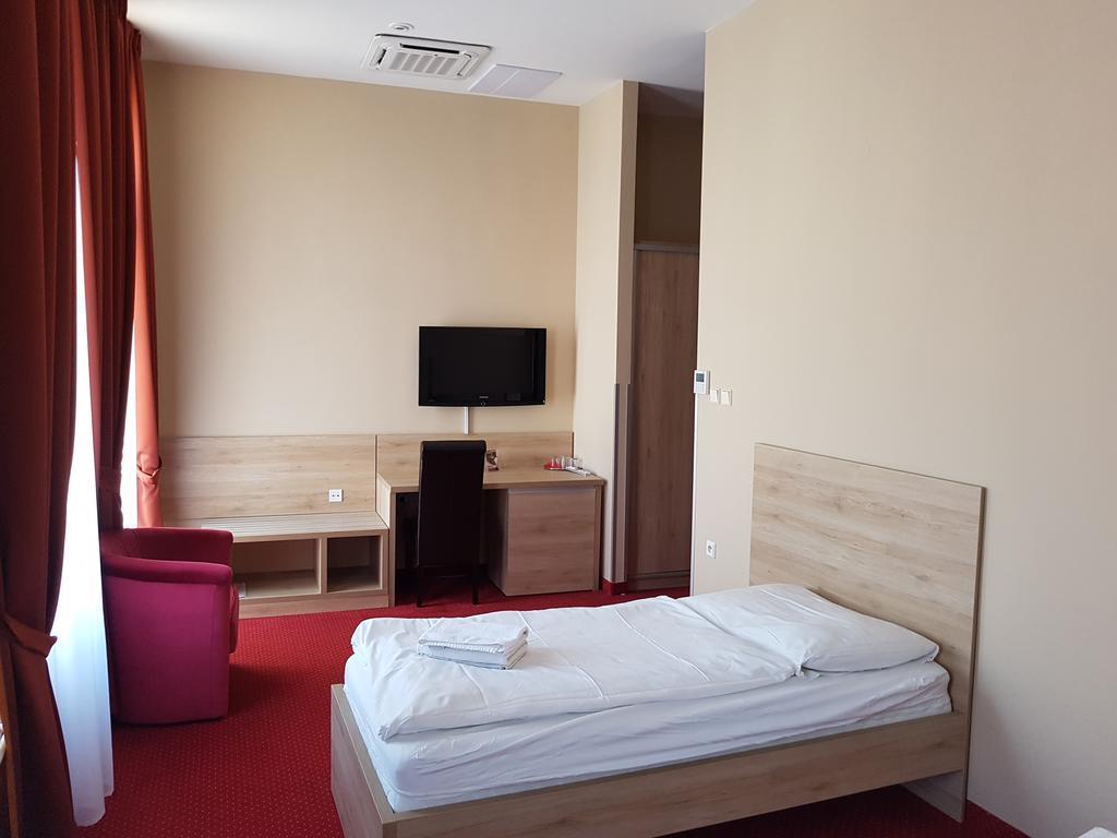 Hotel Stardust Nove Zamky Bagian luar foto