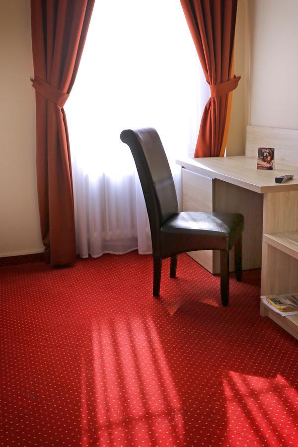 Hotel Stardust Nove Zamky Bagian luar foto